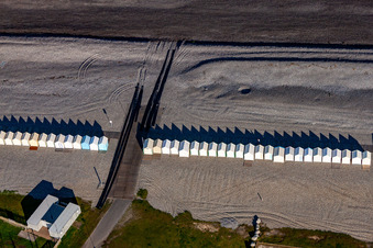 Strandhütten von Cayeux in Cayeux-sur-Mer im Bundesland Somme, Frankreich von oben