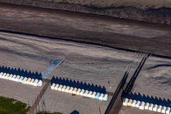Strandhütten von Cayeux in Cayeux-sur-Mer im Bundesland Somme, Frankreich aus der Luft