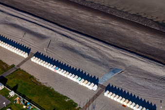 Strandhütten von Cayeux in Cayeux-sur-Mer im Bundesland Somme, Frankreich von oben gesehen