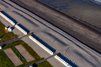 Strandhütten von Cayeux in Cayeux-sur-Mer im Bundesland Somme, Frankreich vom Flugzeug aus