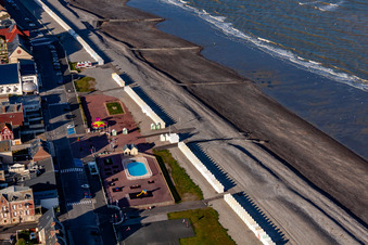 Strandhütten von Cayeux in Cayeux-sur-Mer im Bundesland Somme, Frankreich aus der Vogelperspektive