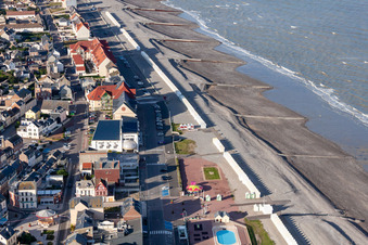 Luftbild von Sandstrand- Landschaft an der Küste zum Ärmelkanal in Cayeux-sur-Mer in Hauts-de-France im Bundesland Somme, Frankreich