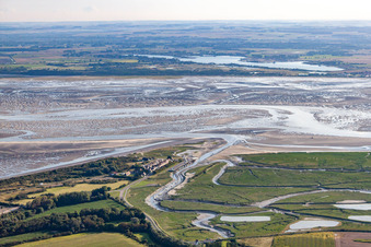 Luftbild von Fluß- Delta und -Mündung der Somme mit Meeresfrüchtezuchtbecken in Saint-Valery-sur-Somme in Picardie in Cayeux-sur-Mer, Frankreich