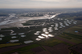 Luftbild von Fluß- Delta und -Mündung der Somme mit Meeresfrüchtezuchtbecken in Saint-Valery-sur-Somme in Picardie, Frankreich