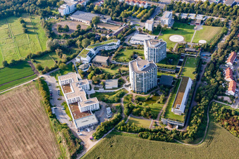 Schrägluftbild von BG Unfallklink im Ortsteil Oggersheim in Ludwigshafen am Rhein im Bundesland Rheinland-Pfalz, Deutschland