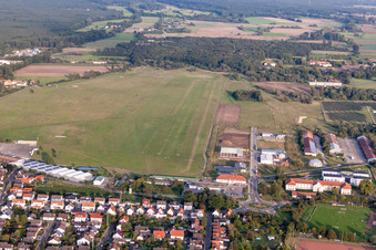 Start- und Landebahn mit Rollfeldgelände des Flugplatz des FSV Neustadt am Flugplatz Lachen - Speyerdorf im Ortsteil Lachen-Speyerdorf in Neustadt an der Weinstraße im Bundesland Rheinland-Pfalz, Deutschland