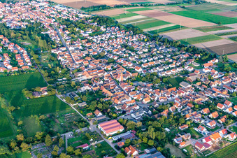 Schrägluftbild von Ortsteil Niederhochstadt in Hochstadt im Bundesland Rheinland-Pfalz, Deutschland