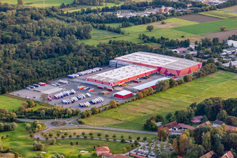 Schrägluftbild von Gebäude der Niederlassung des Baumarktes der Hornbach Zentrale im Ortsteil Industriegebiet Bornheim in Bornheim im Ortsteil Dreihof in Essingen im Bundesland Rheinland-Pfalz, Deutschland