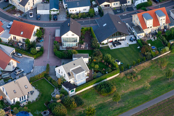 Pariser Straße in Offenbach an der Queich im Bundesland Rheinland-Pfalz, Deutschland