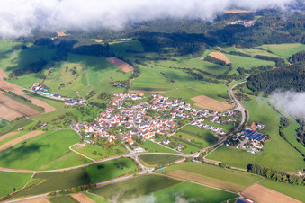 Luftbild von Dorf - Ansicht unter tiefen Wolken am Rande von landwirtschaftlichen Feldern und Nutzflächen im Ortsteil Mauenheim in Immendingen im Bundesland Baden-Württemberg, Deutschland
