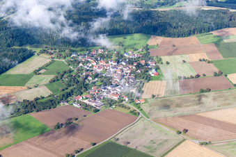 Dorf - Ansicht am Rande von landwirtschaftlichen Feldern und Nutzflächen in Weil in Tengen im Bundesland Baden-Württemberg, Deutschland