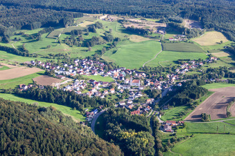 Dorf - Ansicht am Rande von landwirtschaftlichen Feldern und Nutzflächen in Hoppetenzell in Stockach im Bundesland Baden-Württemberg, Deutschland