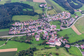Dorf - Ansicht am Rande von landwirtschaftlichen Feldern und Nutzflächen in Winterspüren in Stockach im Bundesland Baden-Württemberg, Deutschland