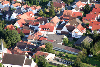 Schrägluftbild von Herrengasse in Minfeld im Bundesland Rheinland-Pfalz, Deutschland
