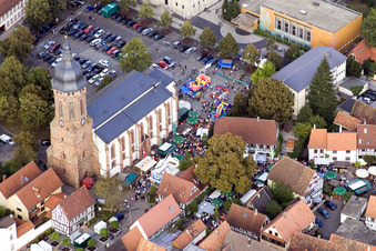 Luftbild von Kirchengebäude der kirche im Altstadt- Zentrum der Innenstadt in Kandel im Bundesland Rheinland-Pfalz, Deutschland