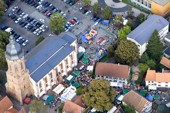 Stadtfest Kandel am Marktplatz um die St. Georgskirche im Bundesland Rheinland-Pfalz, Deutschland