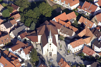 Schrägluftbild von Katholische Kirche Mariä Himmelfahrt im Ortsteil Maximiliansau in Wörth am Rhein im Bundesland Rheinland-Pfalz, Deutschland