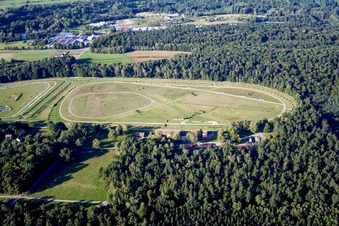 Rennstrecke der Rennbahn - Trabrennbahn Hippodrome de la hardt in Elsass in Grand Est im Ortsteil Altenstadt in Wissembourg im Bundesland Bas-Rhin, Frankreich