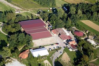 Reiterhof in Neewiller-près-Lauterbourg im Bundesland Bas-Rhin, Frankreich von oben gesehen
