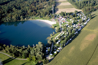 Luftbild von Wohnwagen und Zelte- Campingplatz - und Zeltplatz Camping Plage du Staedly in Rœschwoog im Bundesland Bas-Rhin, Frankreich