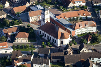 Kirchengebäude im Dorfkern in Elsass in Grand Est in Drusenheim im Bundesland Bas-Rhin, Frankreich