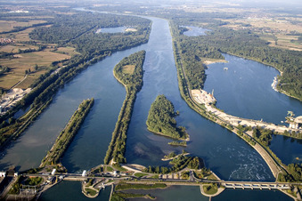 Luftaufnahme von Schleusenanlagen und Fischtreppe am Ufer der Wasserstraße Rhein zwischen Gambsheim und Freistett im Ortsteil Freistett in Rheinau im Bundesland Baden-Württemberg, Deutschland