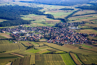 Dorf von Nordwesten im Ortsteil Rheinbischofsheim in Rheinau im Bundesland Baden-Württemberg, Deutschland