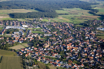 Luftbild von Kirchengebäude im Dorfkern im Ortsteil Rheinbischofsheim in Rheinau im Bundesland Baden-Württemberg, Deutschland