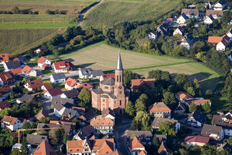 Schrägluftbild von Kirche Rheinbischofsheim in Rheinau im Bundesland Baden-Württemberg, Deutschland