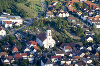 Kirche St. Martin am Friedhof im Ortsteil Urloffen in Appenweier im Bundesland Baden-Württemberg, Deutschland
