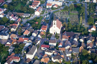 Luftbild von Kirche St. Martin am Friedhof im Ortsteil Urloffen in Appenweier im Bundesland Baden-Württemberg, Deutschland