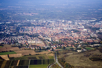 Luftaufnahme von Landau in der Pfalz von Süden im Bundesland Rheinland-Pfalz, Deutschland