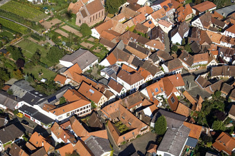 Drohnenaufname von Dorf - Ansicht von Birkweiler im Bundesland Rheinland-Pfalz, Deutschland