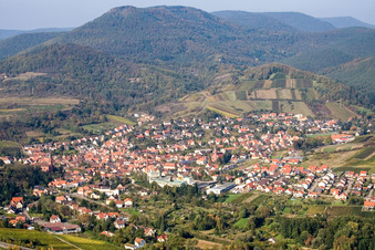 Ortsansicht der Straßen und Häuser der Wohngebiete in Albersweiler im Winter im Bundesland Rheinland-Pfalz, Deutschland aus der Vogelperspektive