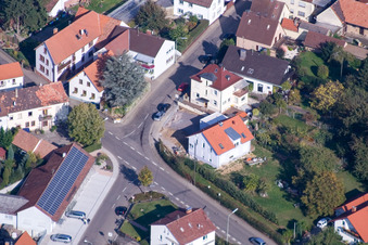 Schrägluftbild von Raiffeisenstraße x Mörzheimer Hauptstr in Landau in der Pfalz im Bundesland Rheinland-Pfalz, Deutschland