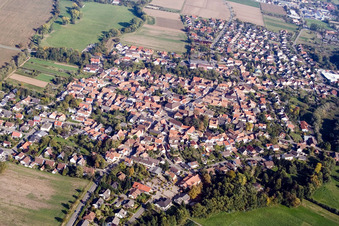 Luftaufnahme von Billigheim von Westen in Billigheim-Ingenheim im Bundesland Rheinland-Pfalz, Deutschland