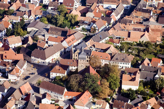 Marktstraße mit evang. Martinskirche im Ortsteil Billigheim in Billigheim-Ingenheim im Bundesland Rheinland-Pfalz, Deutschland