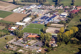Industriegebiet und Sportplätze des TSV Fortuna Billigheim Ingenheim e.V in Billigheim-Ingenheim im Bundesland Rheinland-Pfalz, Deutschland