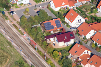 An der Bahn in Steinweiler im Bundesland Rheinland-Pfalz, Deutschland von oben