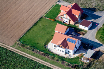 Schrägluftbild von Ahornweg, Neubaugebiet in den Brotäckern in Steinweiler im Bundesland Rheinland-Pfalz, Deutschland
