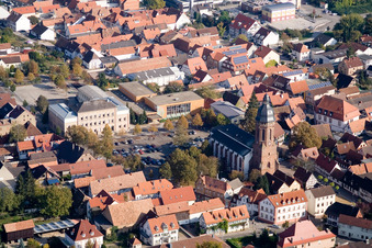Marktplatz, Festhalle, Georg Riedinger Grundschule, St. Georgskirche in Kandel im Bundesland Rheinland-Pfalz, Deutschland