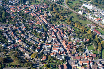 Schulgebäude der Ludwig-Marum-Gymnasium Pfinztal im Ortsteil Berghausen in Pfinztal im Bundesland Baden-Württemberg, Deutschland von oben