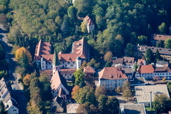 Ortsansicht der Straßen und Häuser der Wohngebiete im Ortsteil Berghausen in Pfinztal im Bundesland Baden-Württemberg, Deutschland