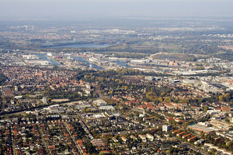Karlsruhe Grünwinkel und Hafen von Osten im Ortsteil Daxlanden im Bundesland Baden-Württemberg, Deutschland