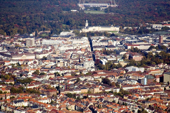 Panorama- Stadtansicht des Innenstadtbereiches in Karlsruhe vom KSC Wildparkstadion über Schloss und Herrenstraße zur Bundesanwaltschaft im Ortsteil Innenstadt-West im Bundesland Baden-Württemberg, Deutschland