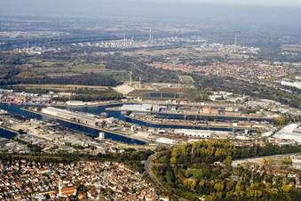 Rheinhafen von Süden im Ortsteil Mühlburg in Karlsruhe im Bundesland Baden-Württemberg, Deutschland