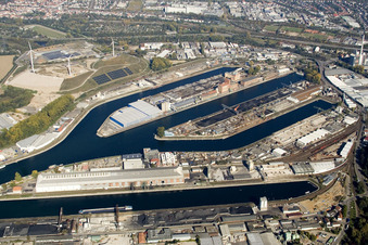 Schrägluftbild von Rheinhafen im Ortsteil Mühlburg in Karlsruhe im Bundesland Baden-Württemberg, Deutschland