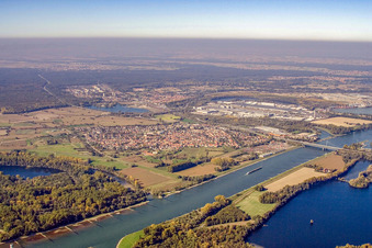 Luftbild von Ortsansicht von Südosten jenseits des Rheins im Ortsteil Maximiliansau in Wörth am Rhein im Bundesland Rheinland-Pfalz, Deutschland