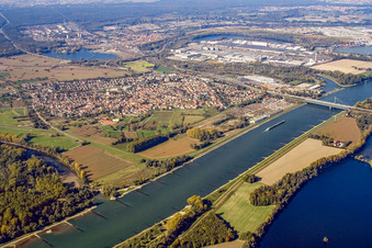 Luftaufnahme von Ortsansicht von Südosten jenseits des Rheins im Ortsteil Maximiliansau in Wörth am Rhein im Bundesland Rheinland-Pfalz, Deutschland