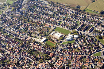 Ortzentrum mit Bürgerhaus, Rheinhalle, Gymnastikhallle und Tullahalle an der Tullaschule im Ortsteil Maximiliansau in Wörth am Rhein im Bundesland Rheinland-Pfalz, Deutschland